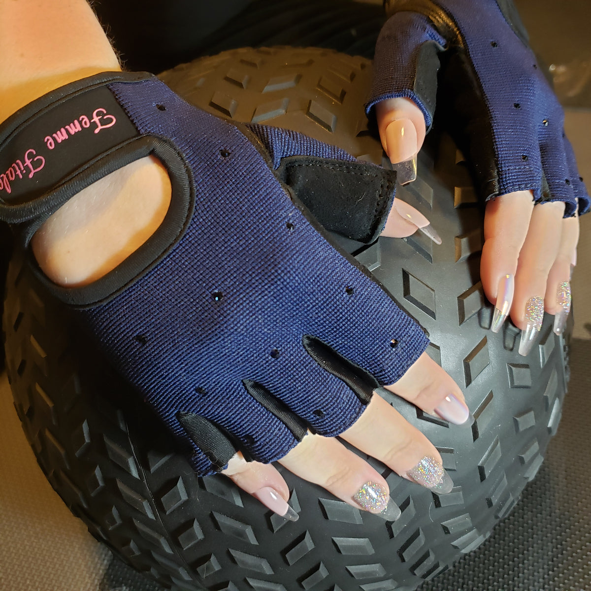 Femme Fitale Purple Swarovski Crystal Womens Fitness Weight Gloves – Femme  Fitale Fitness